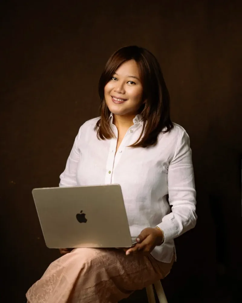 Stella Nurina Susanto bekerja dengan laptop